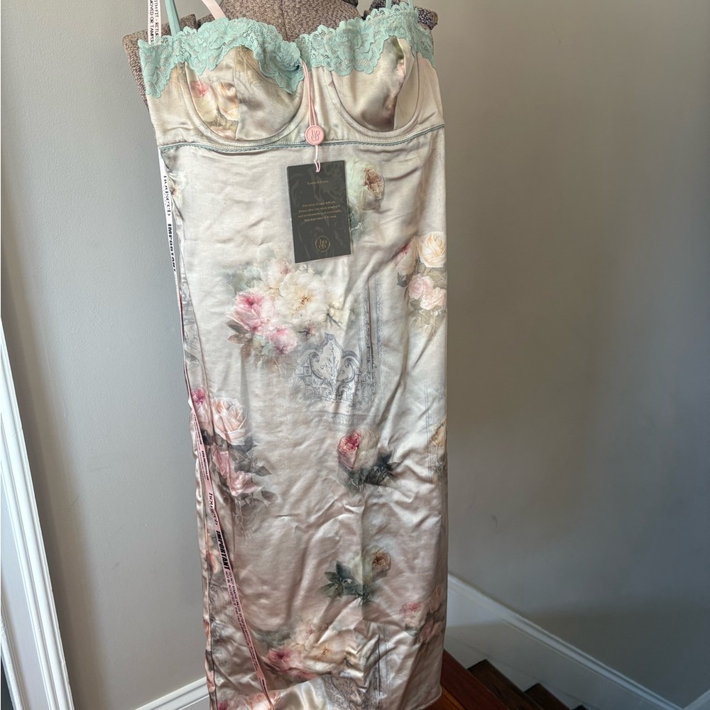 House of CB NWT Size M. Vintage Cream Flower Print.